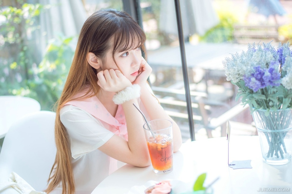 如果知道这些人的想法，估计庞统等人会直翻白眼，江湖上号称三绝的邓展就是被这么个孩子给弄死的，年纪虽然不大，但眼界可不低，吕布对吕征的培养可不仅仅是死读书那么简单，长安城到洛阳，大小衙门这小子都窜遍了，而且每年吕布都会带着吕征去趟塞外，见识一番真正的厮杀，无论是治理地方的实践能力，还是对部队的统帅指挥，扔给他一个县城，未必就比庞统这些牛人做的差，而且是军政皆通的那种。